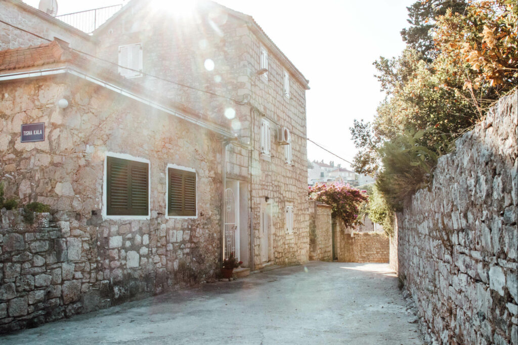 Die kleinen Straßen umgeben von Steinhäusern machen die idyllische Atmosphäre der Altstadt von Sutivan auf Brac aus - ein Geheimtipp für Entdecker, die auf ihrer Kroatien Reise Split besuchen.