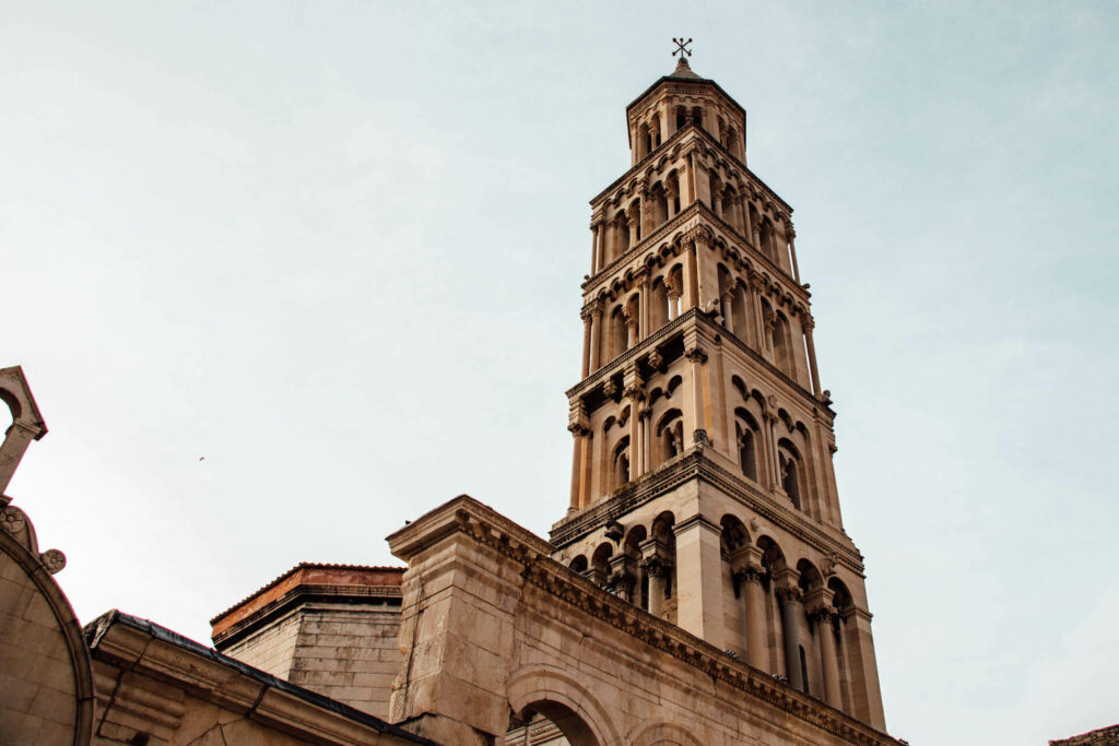Die Aussicht auf den Glockenturm der Kathedrale in Split.