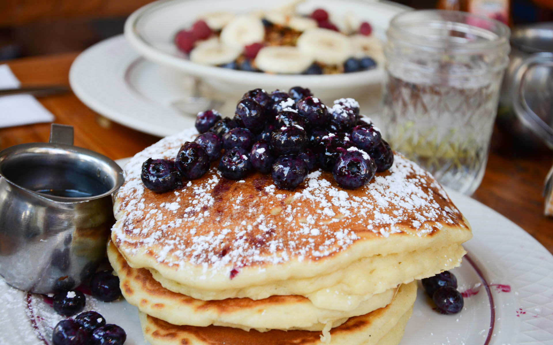 Die fluffigen Pancakes mit Heidelbeeren im Bubbly’s in Tribeca kann man fast schon durch das Bild riechen – ein Frühstücks- und Brunch-Paradies in New York City!
