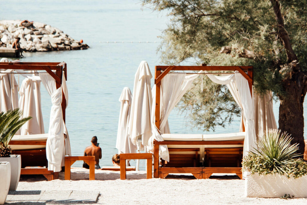 Am Kasjuni Strand in Split gibt es zahlreiche Liegen zum entspannen.