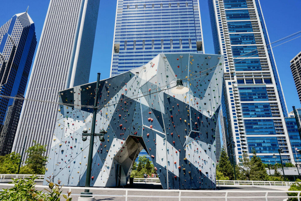 Die Boulderwand im Maggie Daley Park in Chicago lädt Kletterbegeisterten zum bouldern ein.