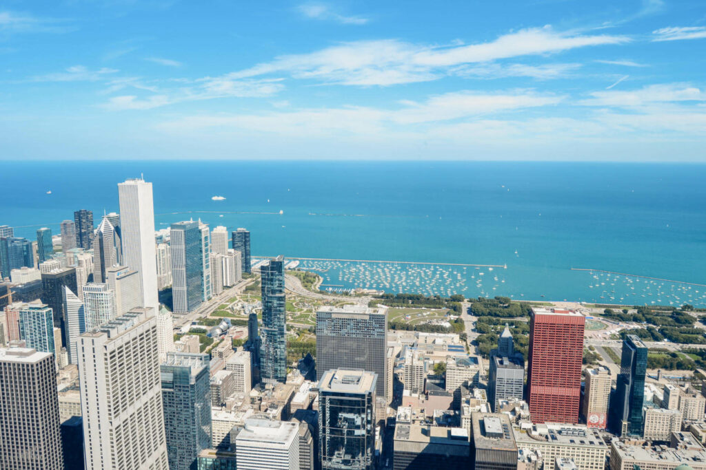 Ein Ausblick vom Willis Tower über Chicagos Hochhäuser sollte auf keiner Sightseeing Tour fehlen.