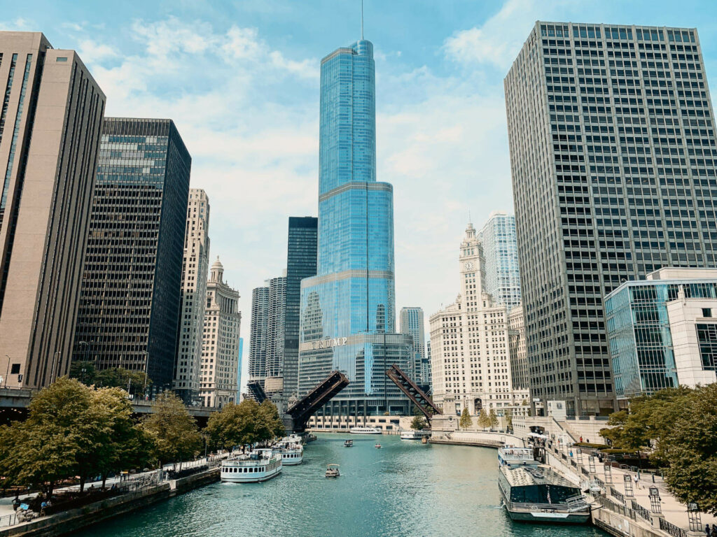 Schon längst kein Geheimtipp mehr: vom Riverwalk in Chicago hat man eine wunderschöne Aussicht auf die Hochhäuser.