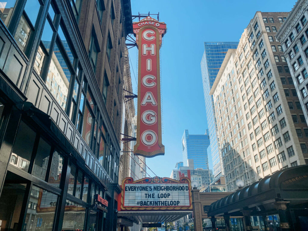 Ein Wahrzeichen, was auf keiner Sightseeing Tour fehlen darf: Das Chicago Theater.