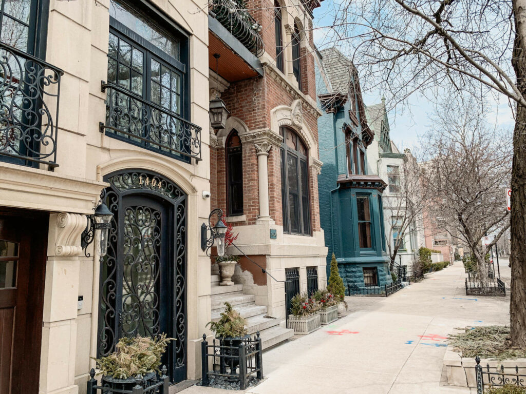 Ein Insider Tipp für die Sightseeing Tour: Die Altstadt von Chicago entzückt mit wunderschönen Häusern.