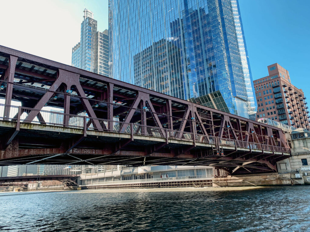 Chicago verzaubert mit zahlreichen Brücken und Gebäuden.