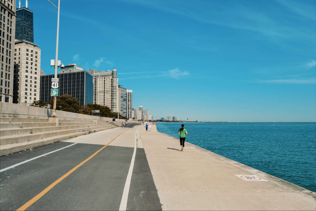 Der Lakefront Trail in Chicago läuft am Wasser entlang.