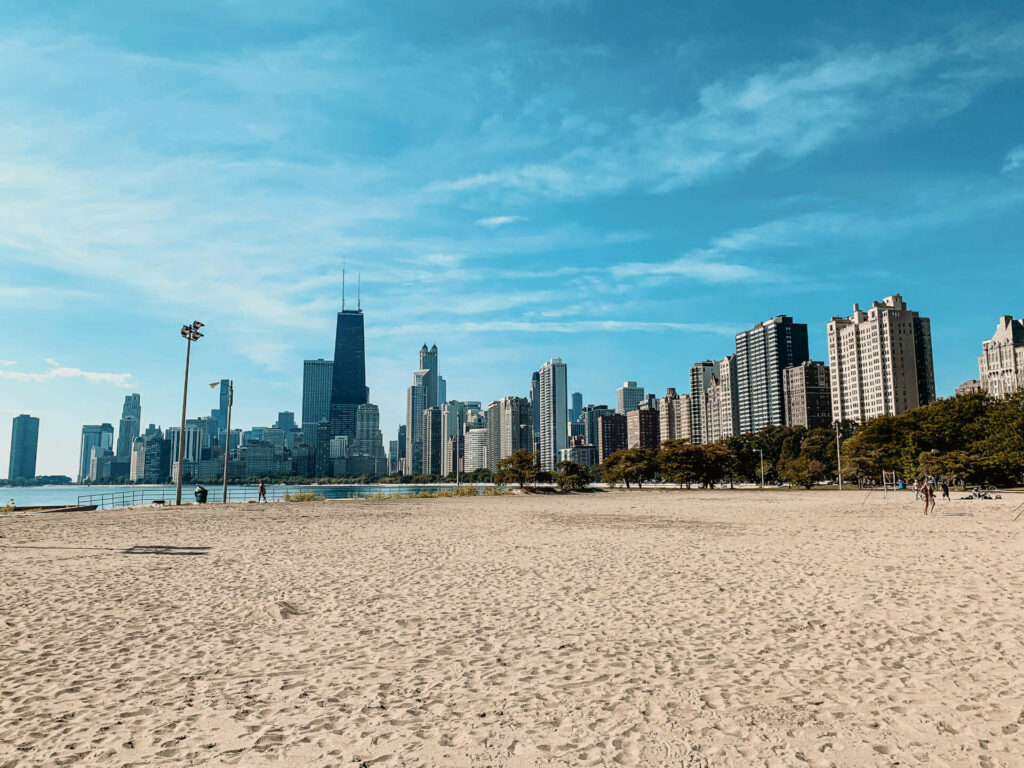 Perfekt für die Strandpause beim Sightseeing: der Oak Street Beach in Chicago.