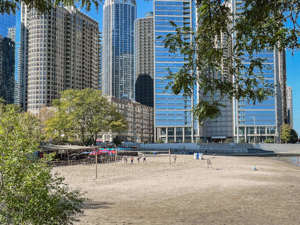 Das Caffe Oliva bietet einen tollen Blick über den Lake Michigan - ein echter Insider Tipp unter den Beachbars in Chicago.