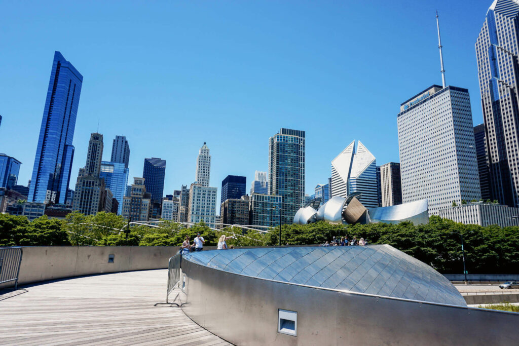 Auf der BP Pedestrian Bridge hat man eine tolle Aussicht auf die Hochhäuser von Chicago.