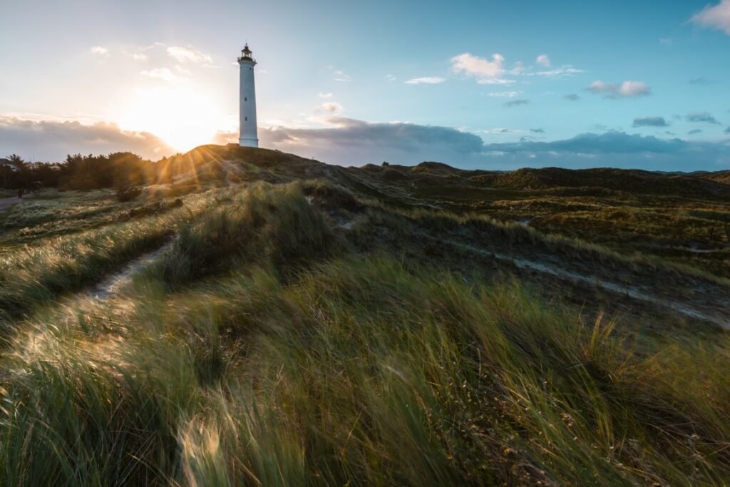 Der Leuchtturm Lyngvig Fyr ist eine besonders beeindruckende Sehenswürdigkeit in Dänemarks Natur.