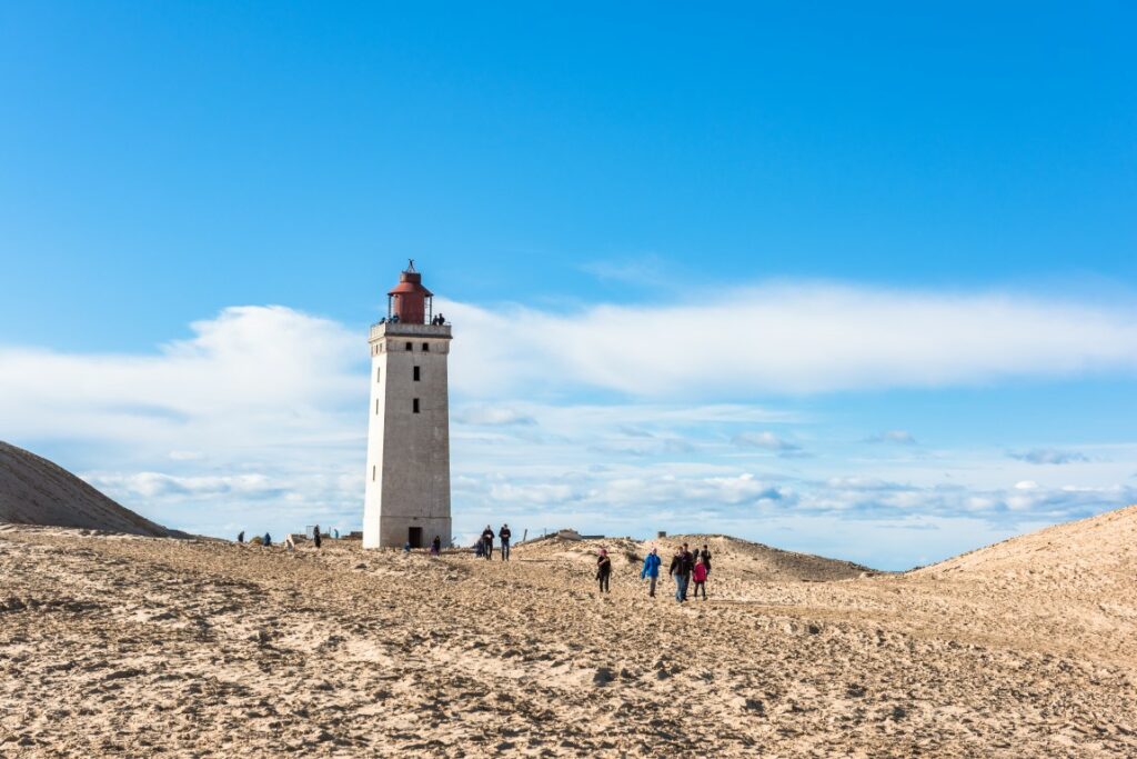 Eine bekannte Sehenswürdigkeit in der Region: Der Leuchtturm Rubjerk Knude Fyr in Dänemark.