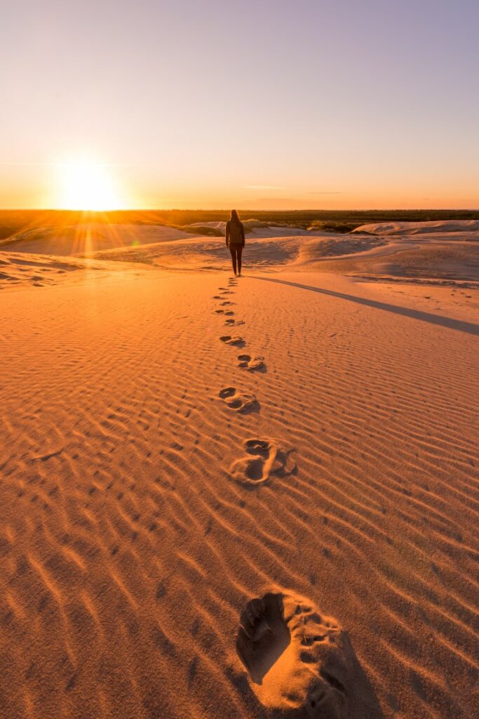 Beeindruckende Natur: Lange werden die Fußspuren im Sand nicht mehr zu sehen seina uf der Wunderdüne Råbjerg Mile in Dänemark.