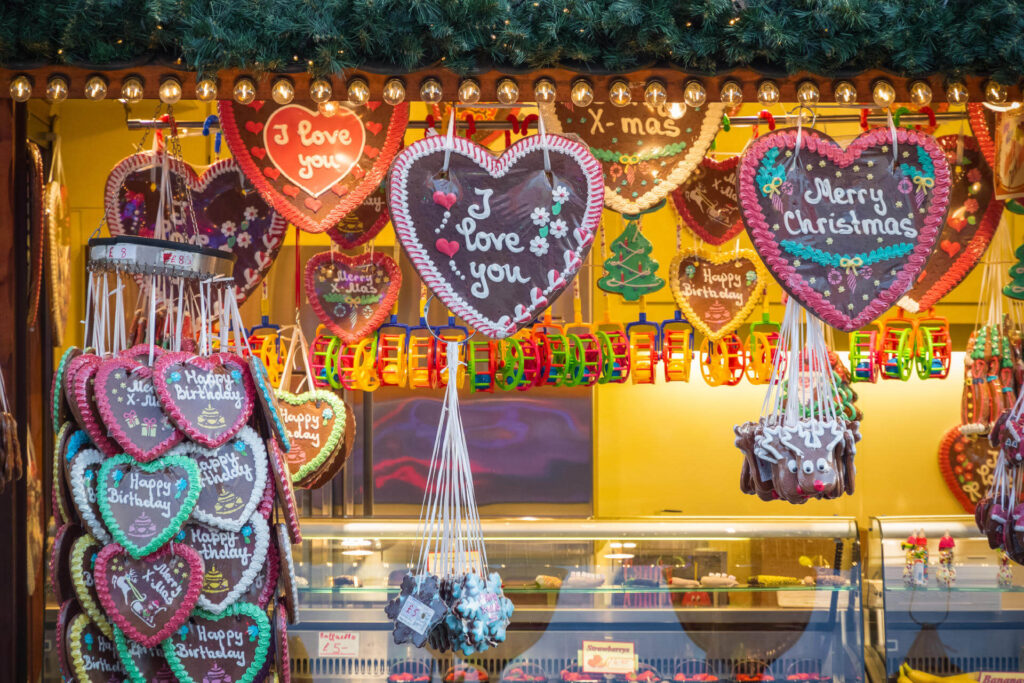 Auf dem Weihnachtsmarkt im Londoner Hyde Park findet man die schönsten Lebkuchenherzen für seine Liebsten.
