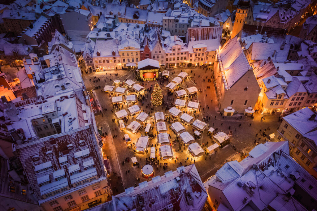 Von oben genauso schön wie von unten: In der Mitte des Weihnachtsmarktes in Tallinn strahlt ein riesiger Tannenbaum.