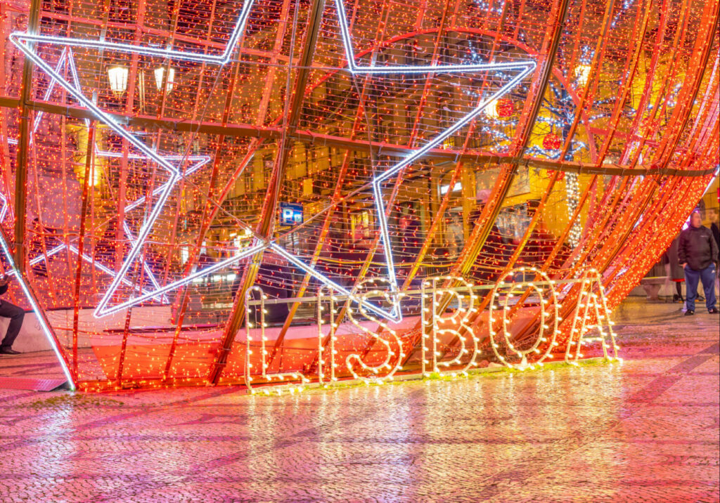 Den Weihnachtsmarkt in Lissabon kann man mit den schönen festlichen Lichtern nicht verpassen.
