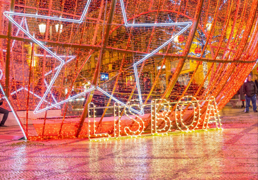 Den Weihnachtsmarkt in Lissabon kann man mit den schönen festlichen Lichtern nicht verpassen.