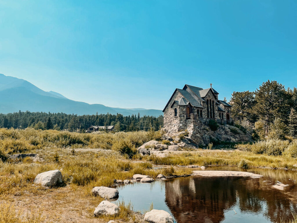 In Denver und der Umgebung gibt es unglaublich viel zu entdecken, wie zum Beispiel diese idyllische Kirche am See.