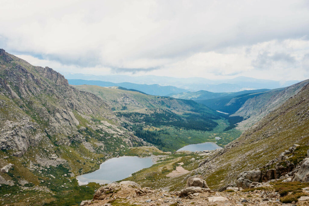 Von den Bergen in der Umgebung von Denver hat man eine atemberaubende Aussicht auf das Tal.