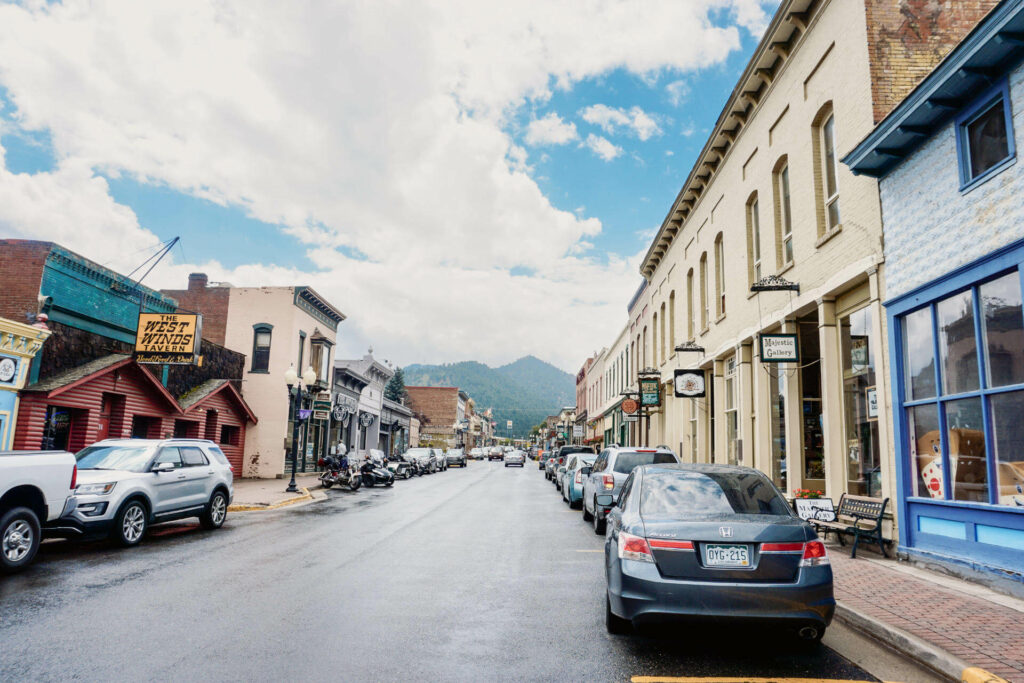 In der Innenstadt von Idaho Springs in der Nähe von Denver leuchten die Häuser in verschiedenen Farben.