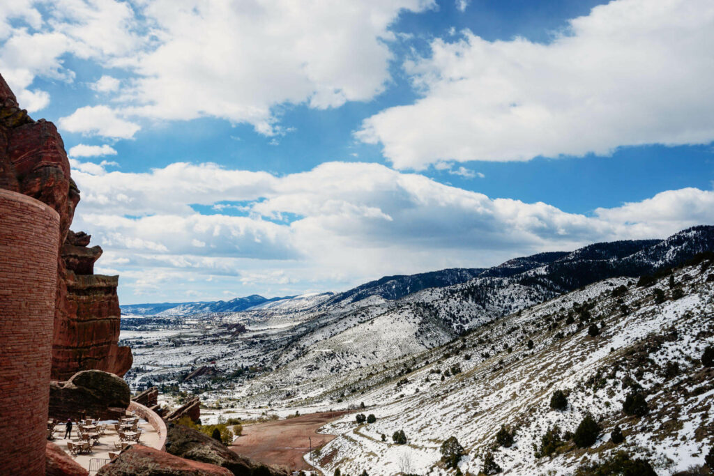 Atemberaubende Aussichten in Denvers Umgebung: Das Red Rocks Amphitheater und die Rocky Mountains.
