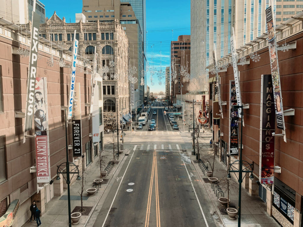Die Straße in der Innenstadt von Denver ist nicht nur typisch amerikanisch, sondern lädt auch zum Shoppen ein.