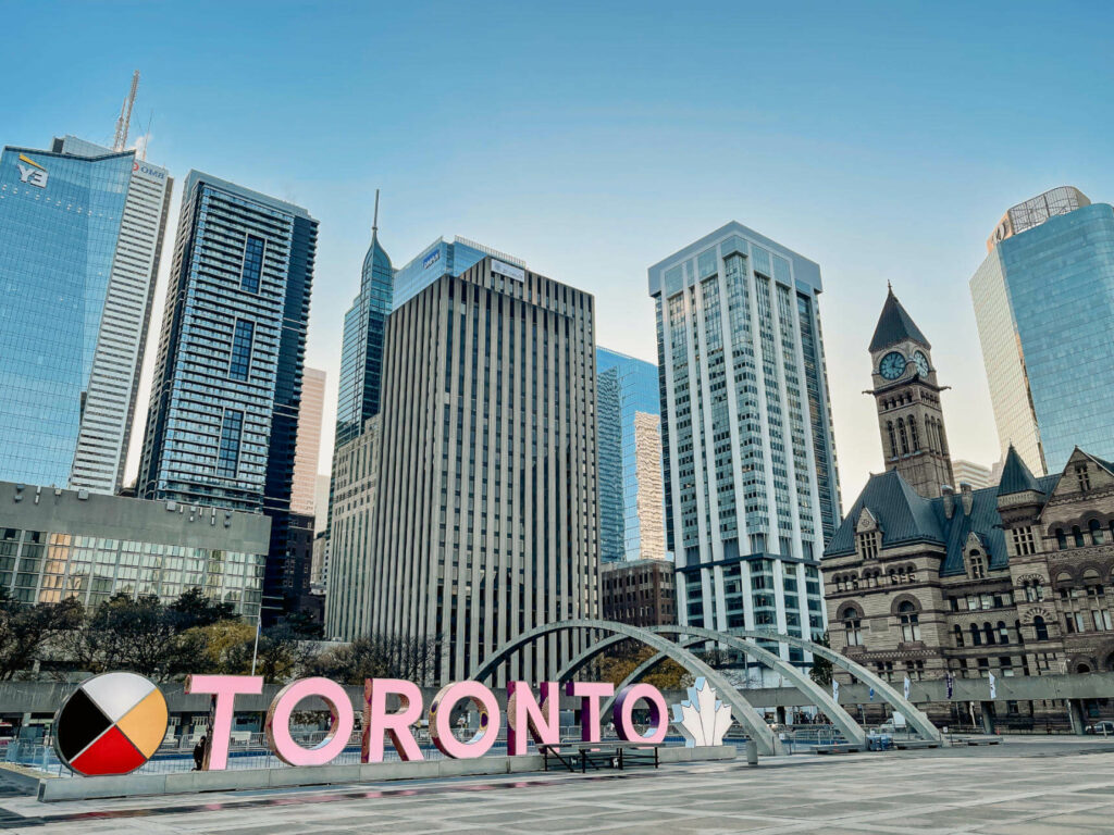 Das Toronto Sign ist nicht nur ein Highlight für die Fotos, man kann hier auch zwischen den Hochhäusern Schlittschuhlaufen.