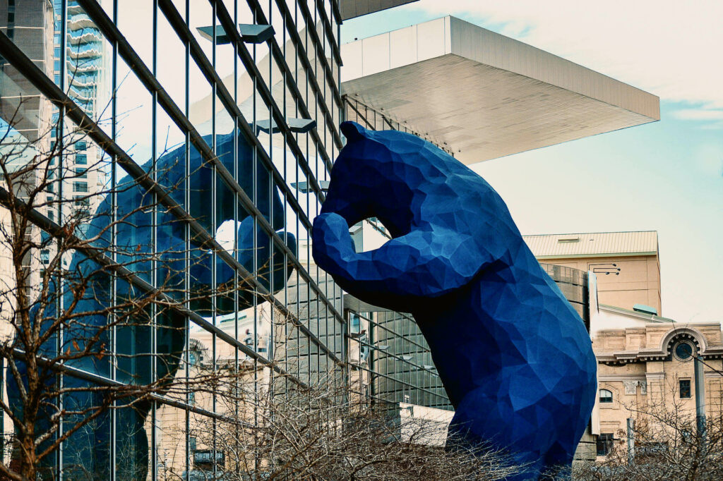 Der Blaue Bär, der durch das Convention Center von Denver schaut, ist eine sehr interessante Sehenswürdigkeit.