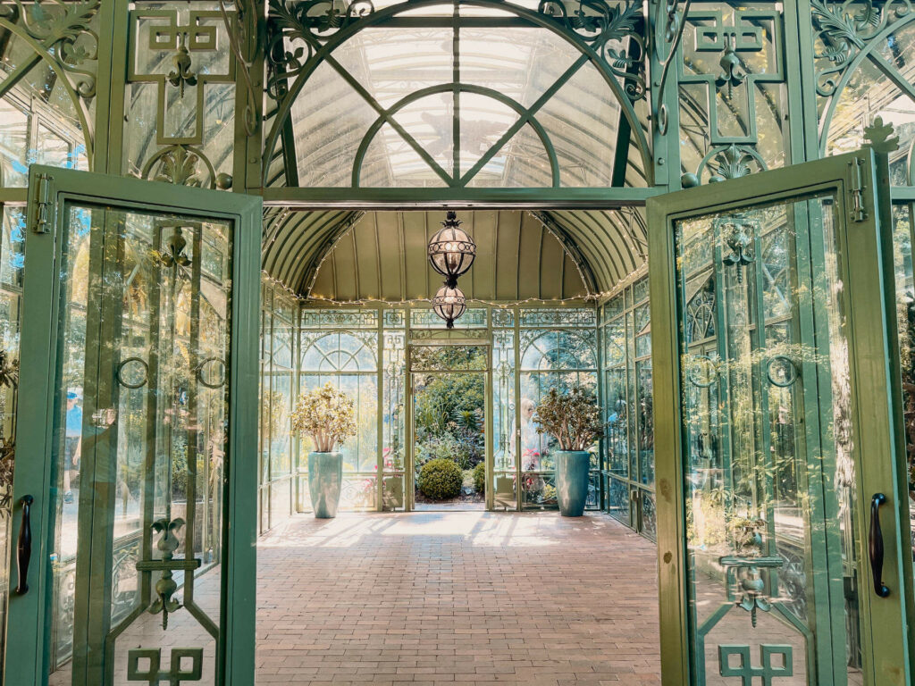 Durch die Glasfronten scheint das Licht in den Pavillon im Botanischen Garten von Denver hinein.