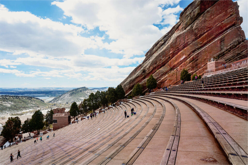 Eine Must-See Sehenswürdigkeit in der Nähe von Denver: Das Red Rocks Amphitheater.