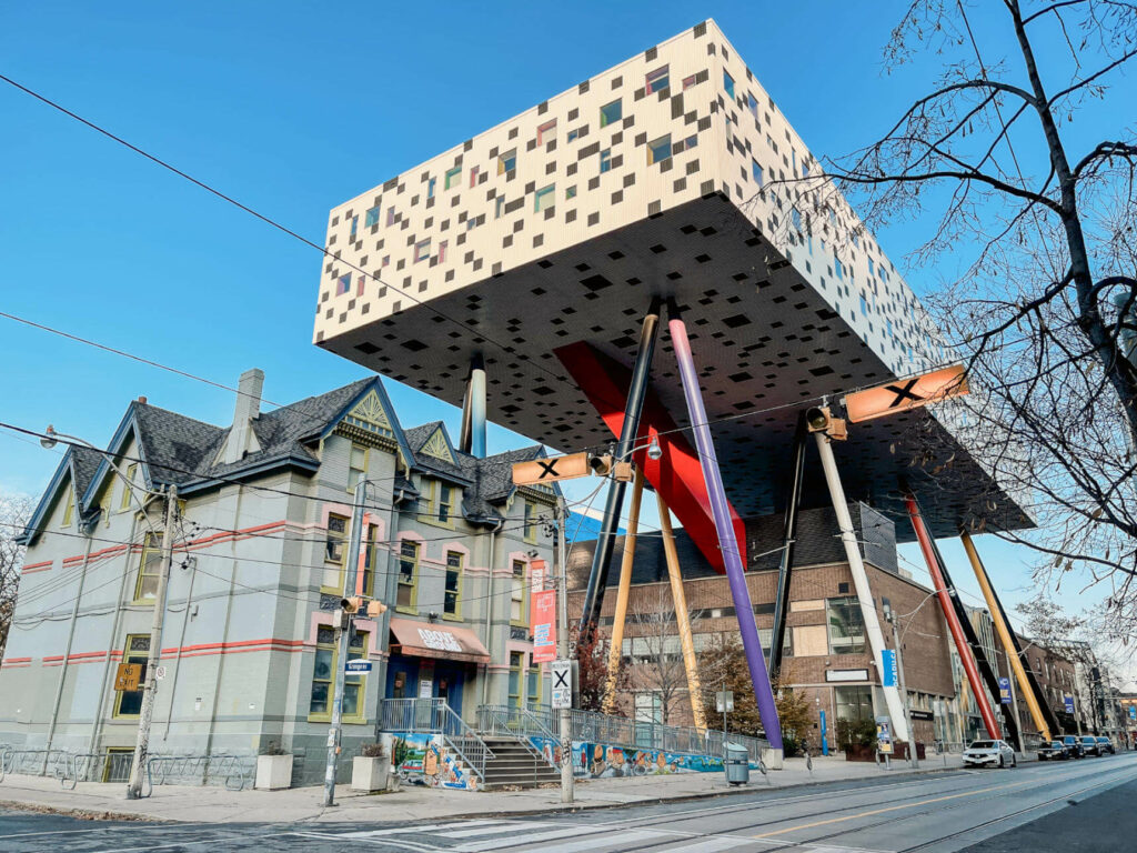 Das Ontario College of Art & Design in Toronto ist mit der ausgefallenen Architektur eine Sehenswürdigkeit für sich.