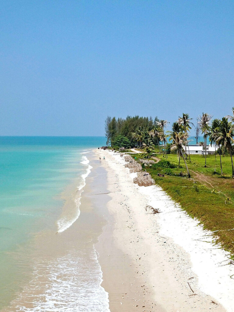 Die Region Khao Lak in Thailand erstreckt sich über einen langen Küstenstreifen mit endlosen Stränden entlang am türkisblauen Meer.