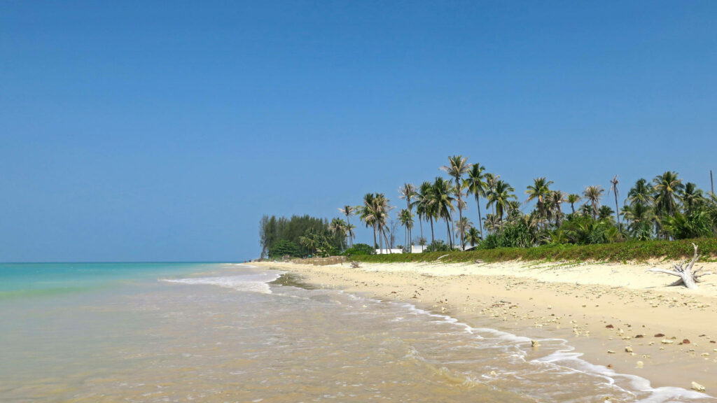Thap Tawan Beach auf Khao Lak in Thailand ist einer der schönsten Strände mit glasklarem türkisblauen Meer.
