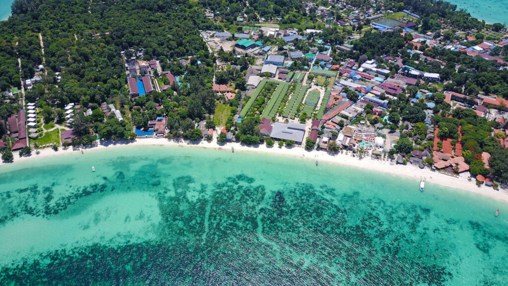 Der Pattaya Beach von oben ist beeindruckend mit dem langen Strand und unzähligen Gebäuden.