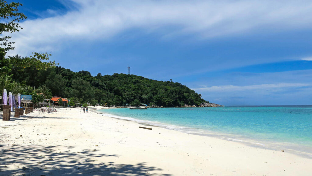 Pattaya Beach ist einer der schönsten Strände in Thailand und erstreckt sich über 1,5 km am Meer entlang.