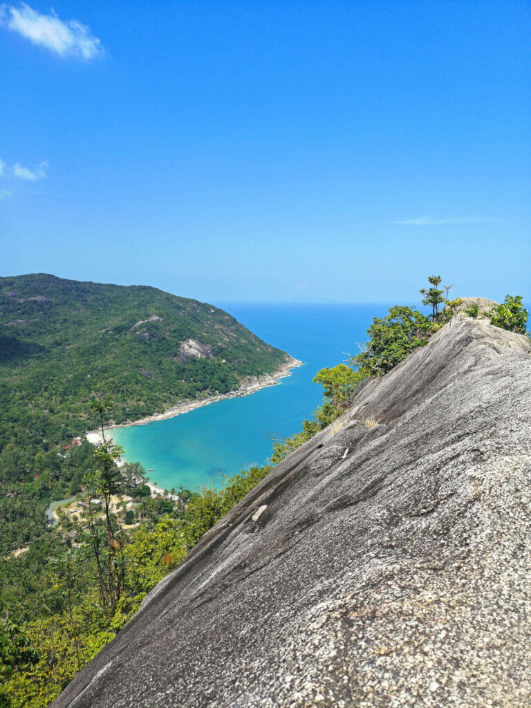 Einer der schönsten Viewpoints in Thailand befindet sich auf Koh Phangan und überblickt die Insel und das Meer.