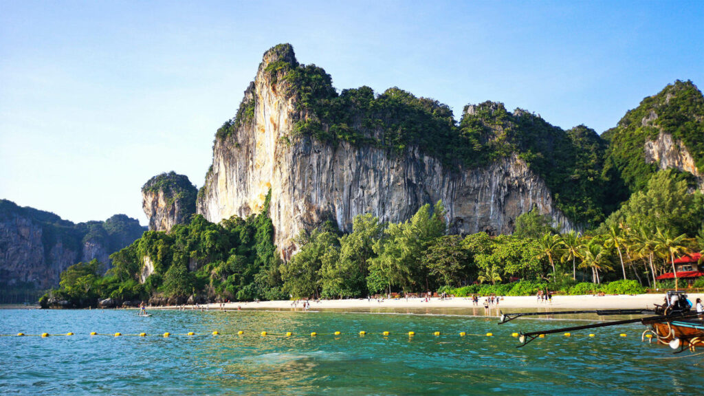 Der Railay Beach West in Thailand ist ein berühmter Strande von Krabi mit der atemberaubenden Landschaft.