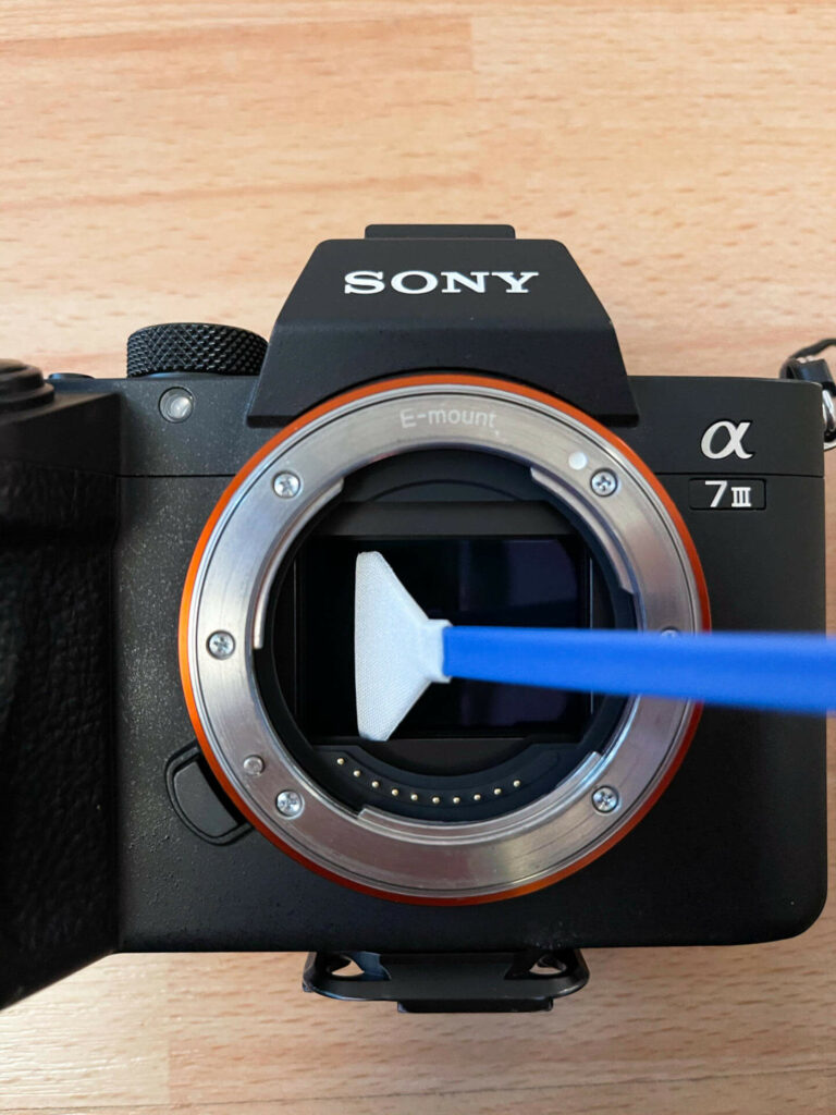 Ein Sensorreinigungsset im Einsatz an einer DSLM - mit den Tipps und Tricks von Biggi und Flo ist eure Kamera im nu wieder sauber.