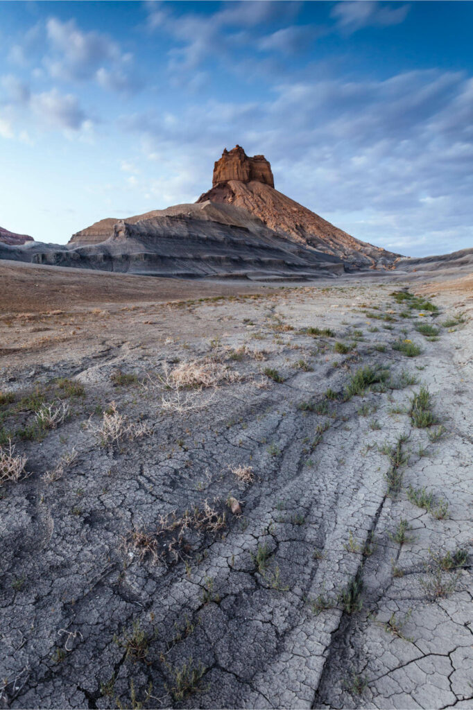 Eine riesige Butte in der Wüste Utahs.