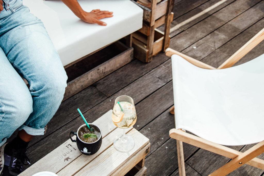 Auf der Rooftop-Bar des Warwick Hotels kann man mit Essen und Drinks die Pause genießen.