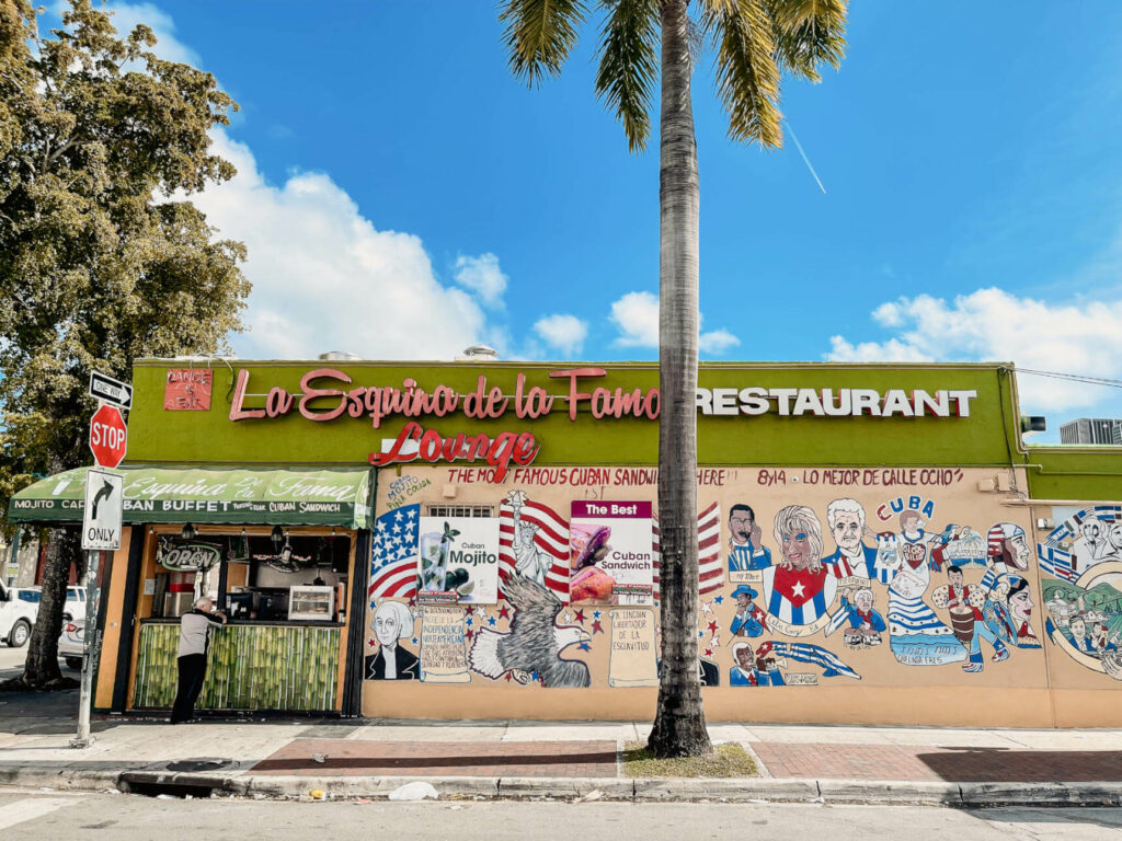 Im Stadtteil Little Havana reihen sich Restaurants und Bars aneinander.