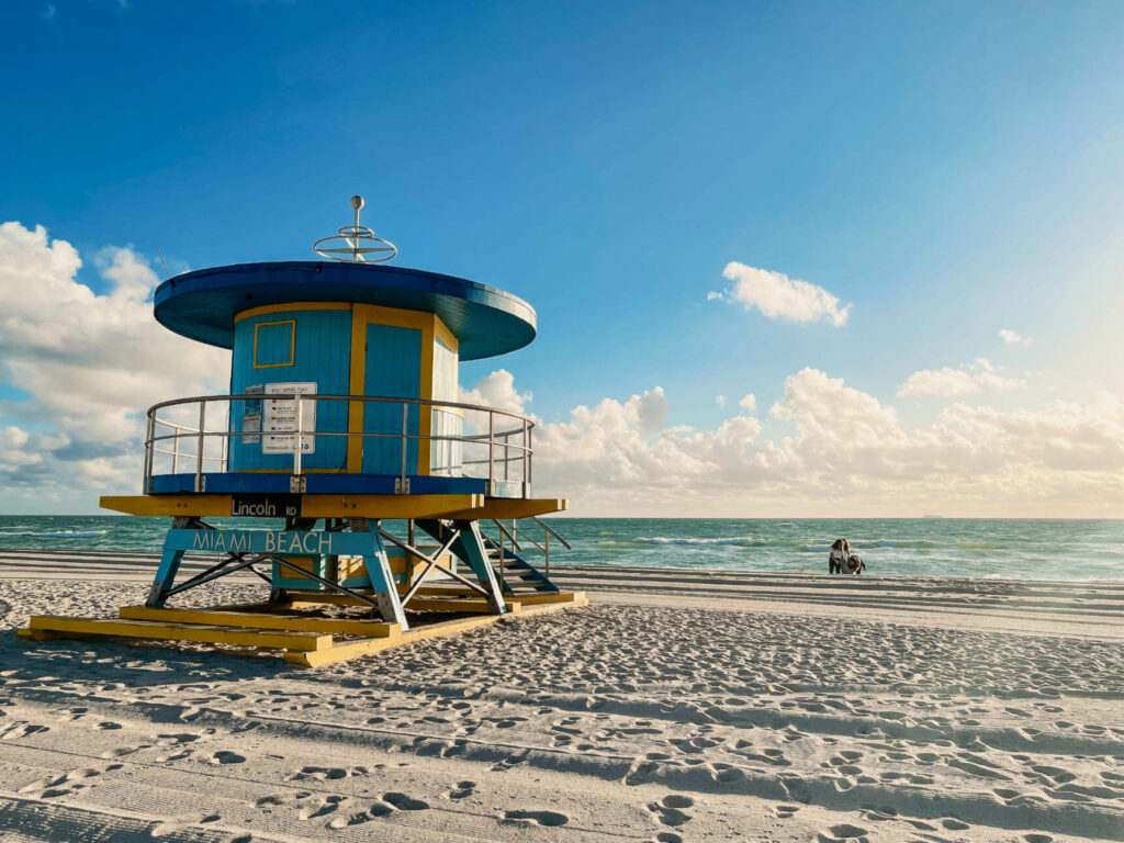 Die schönsten Strande und buntesten Lifeguard Häuschen findet man in Miami Beach.