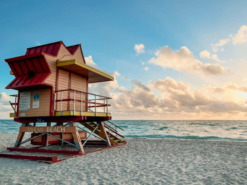 Die bunten „Lifeguard Stands“ sind in Miami Beach eine Sehenswürdigkeit für sich.