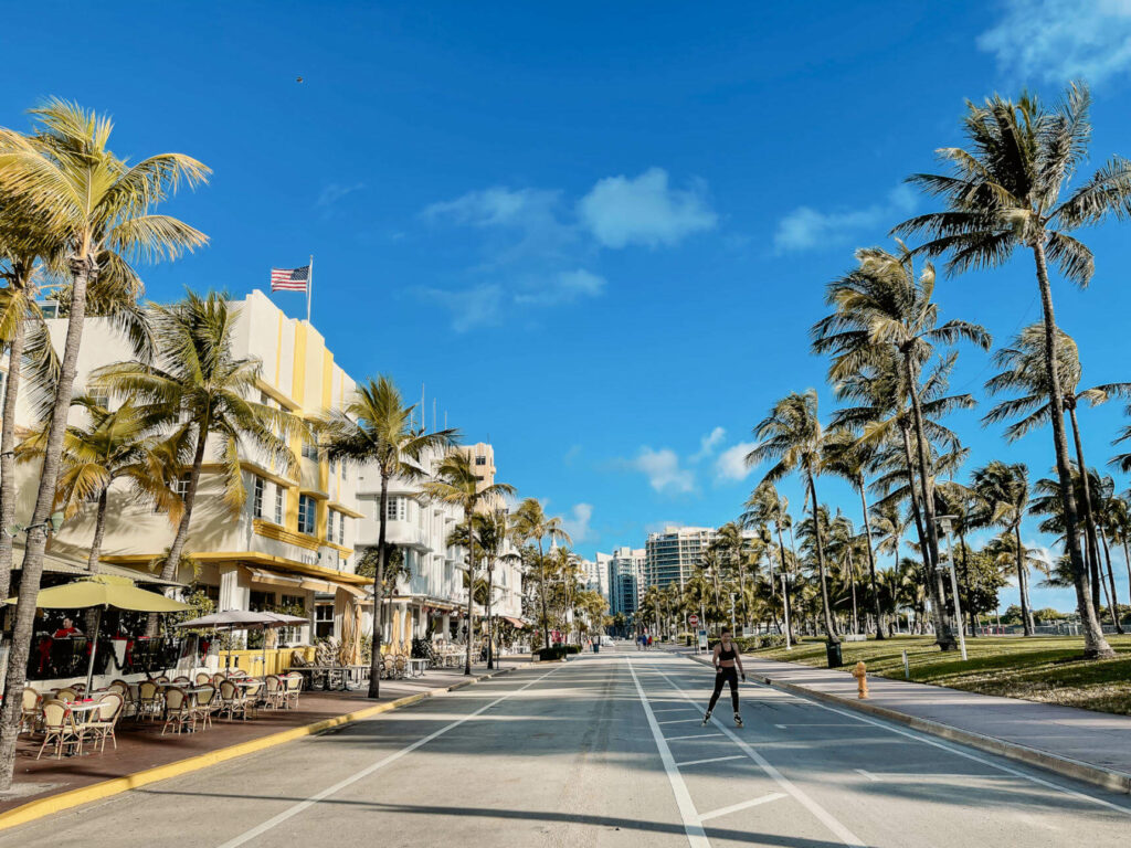 Einer der bekanntesten Orte in Miami Beach: der Ocean Drive mit Restaurants draußen in der strahlenden Sonne.