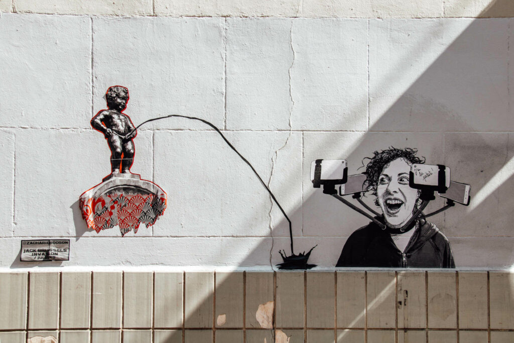 Das Mural des Manneken Pis ist nur eines von vielen Kunstwerken, die in Brüssel verteilt sind.