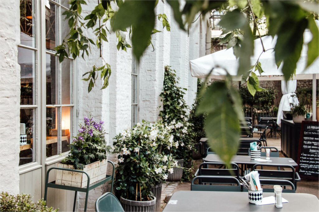 Das Restaurant La Fabrique en Ville bietet sowohl drinnen als auch draußen Essen in idyllischer Ambiente an.