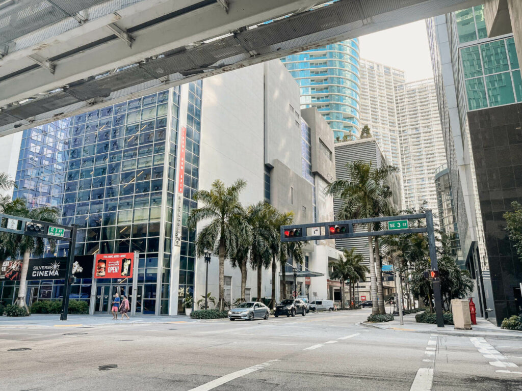 Außerhalb von Miami Beach ragen in Downtown Miami die Wolkenkratzer in den Himmel.