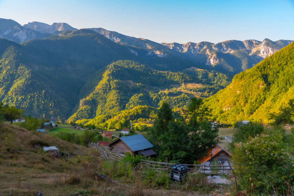 Kleine Hütten in mitten wilder Natur im Kosovo.