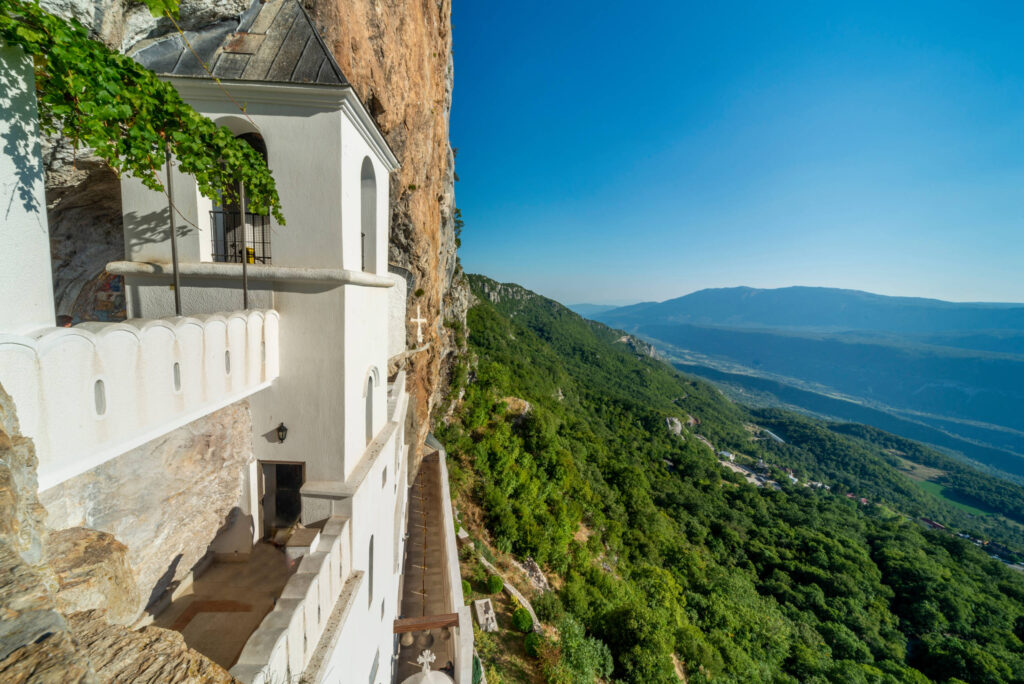 Blick vom Kloster Ostrog in Tal, durch ein weitläufiges, grünes Tal