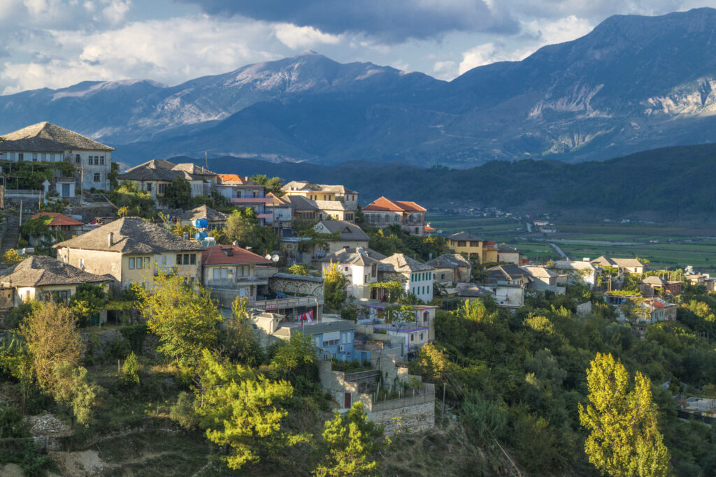 Eine Altstadt auf einem Hügel in Albanien.